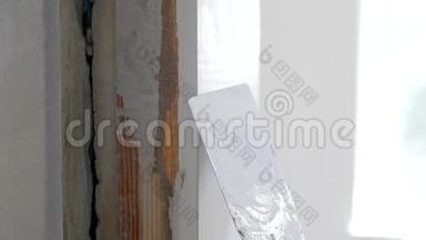 房屋装修时用抹子将旧墙面腻子找平的特写慢镜头视频